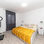 2 Bedroom Stunning In *