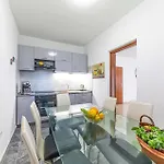 2 Bedroom Stunning In Apartment *