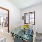 Apartment 2 Bedroom Stunning In *