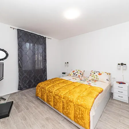 Cozy Apartment In Trogir With Wifi *
