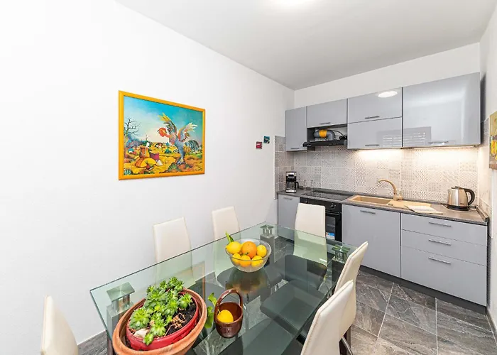 Apartment 2 Bedroom Cozy In *