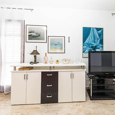Cozy Apartment In Trogir With Wifi *