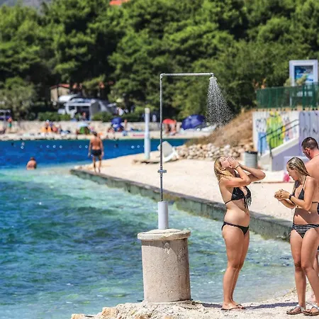 Cozy Apartment In Trogir With Wifi شقة