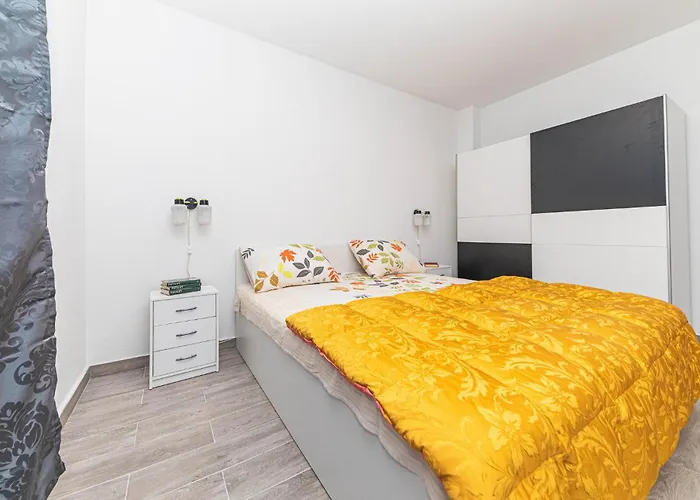 2 Bedroom Cozy In Appartement