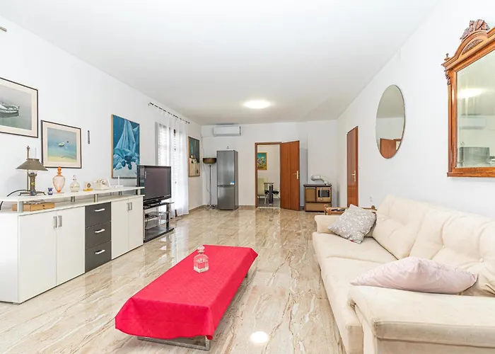 2 Bedroom Cozy In Trogir